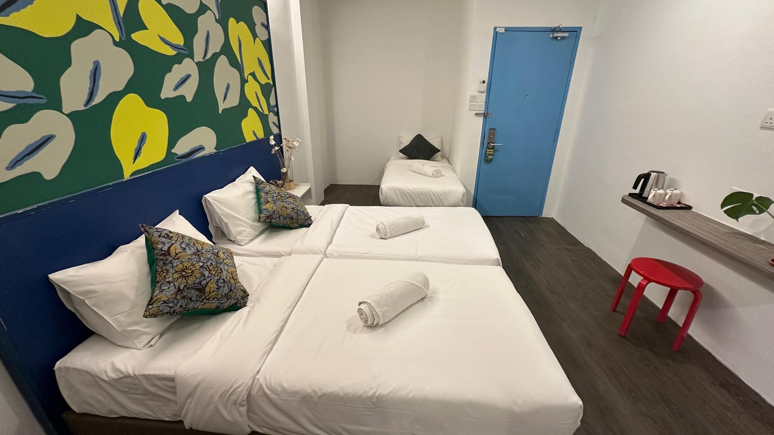 Triple Bedroom with private Bathroom | Minibar, blackout drapes, iron/ironing board, free WiFi