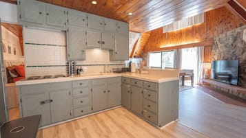 Microwave, oven, dishwasher, coffee/tea maker