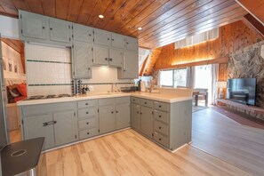 Microwave, oven, dishwasher, coffee/tea maker - Sequoia Vintage A-frame River Retreat (Three Rivers)