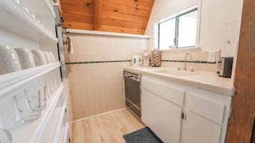 Microwave, oven, dishwasher, coffee/tea maker