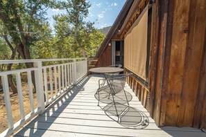 Outdoor dining - Sequoia Vintage A-frame River Retreat (Three Rivers)