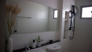 Regadera y secadora de cabello