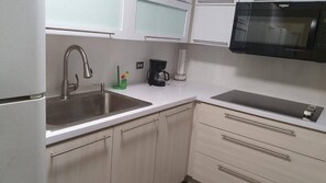 Refrigerador, microondas, parrilla de estufa y cafetera y tetera 