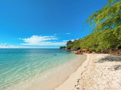 Hike, dive, water, fun, one minute walk to beach