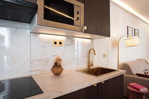 Kühlschrank, Wasserkocher mit Kaffee-/Teezubehör, Toaster