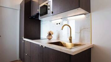 Een koelkast, een koffiezetapparaat/waterkoker, een broodrooster