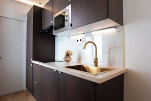 Réfrigérateur, cafetière/bouilloire, grille-pain