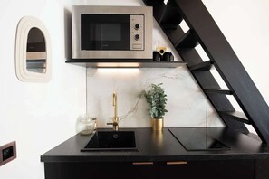 Microwave, coffee/tea maker - Charmant studio pour 2 personnes avec mezzanine (Paris)