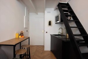 Microwave, coffee/tea maker - Charmant studio pour 2 personnes avec mezzanine (Paris)