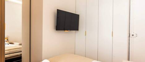 1 habitación, tabla de planchar con plancha, wifi y ropa de cama