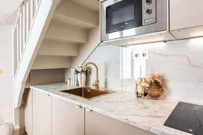 Een koelkast, een microgolfoven, een koffiezetapparaat/waterkoker