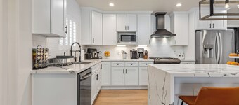 Villa Lux  near Disneyland and Socal Gems