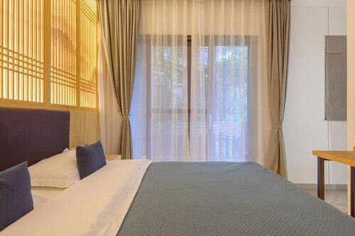 Habitación King A108 con patio o terraza del Hotel Heinemann, con jacuzzi y bebida local