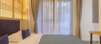 Heinemann Hotel courtyard or terrace king room A108— with a jacuzzi and a local