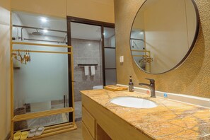 Een douche, een haardroger, handdoeken