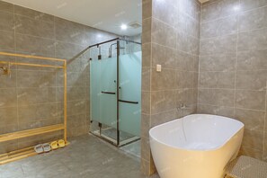 Bathroom - Heinemann Hotel courtyard or terrace king room A206— with a jacuzzi and a local (Leshan)