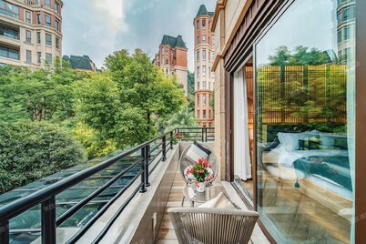 Heinemann Hotel courtyard or terrace king room A206— with a jacuzzi and a local