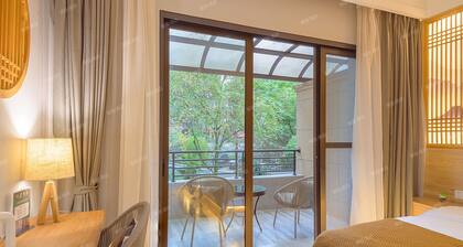 Chambre King A206 avec cour ou terrasse de l'hĂŽtel Heinemann â avec jacuzzi et un local