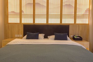 1 bedroom, internet, wheelchair access - Heinemann Hotel courtyard or terrace king room B106— with a jacuzzi and a local (Leshan)