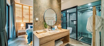 Heinemann Hotel courtyard or terrace king room B106— with a jacuzzi and a local