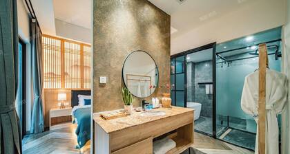 Chambre King B106 avec cour ou terrasse de l'hĂŽtel Heinemann â avec jacuzzi et un local