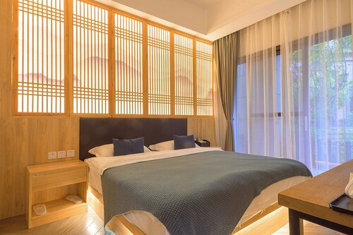 Habitación King B208 con patio o terraza del Hotel Heinemann, con jacuzzi y bebida local