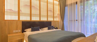 Heinemann Hotel courtyard or terrace king room B208— with a jacuzzi and a local