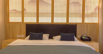 Chambre King B208 avec cour ou terrasse de l'hĂŽtel Heinemann â avec jacuzzi et un local