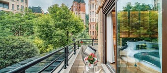 Heinemann Hotel courtyard or terrace king room B208— with a jacuzzi and a local