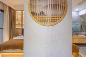 Room - Heinemann Hotel Terrace Double Room B206 – with Jacuzzi and local amenities (Leshan)