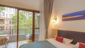 1 bedroom, Internet - Heinemann Hotel loft suite with two king beds B306— with a jacuzzi and a local (Leshan)