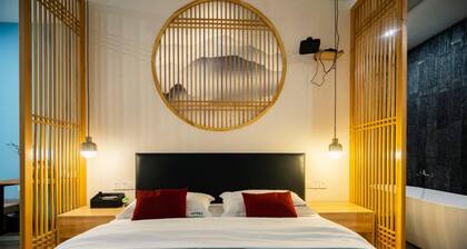 Heinemann Hotel standard king room Building A— with a jacuzzi and a local