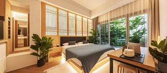 Heinemann Hotel standard king room Building A— with a jacuzzi and a local