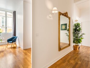 Apartment, City View | Living area | 32-inch Smart TV with cable channels, Netflix, streaming services - Merveil Family Suite - Monceau (Paris)