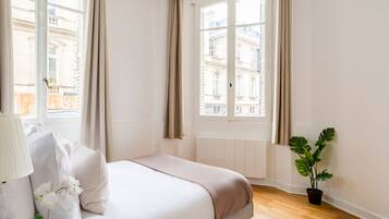 Departamento, vista a la ciudad | Ropa de cama hipoalergénica y camas con pillow-top