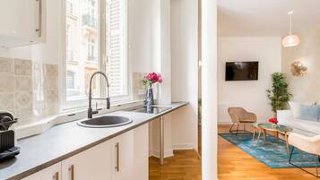 Appartement, vue ville | Cuisine privée | Réfrigérateur, micro-ondes, plaque de cuisson, grille-pain