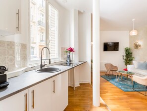 Appartement, vue ville | Cuisine privée | Réfrigérateur, micro-ondes, plaque de cuisson
