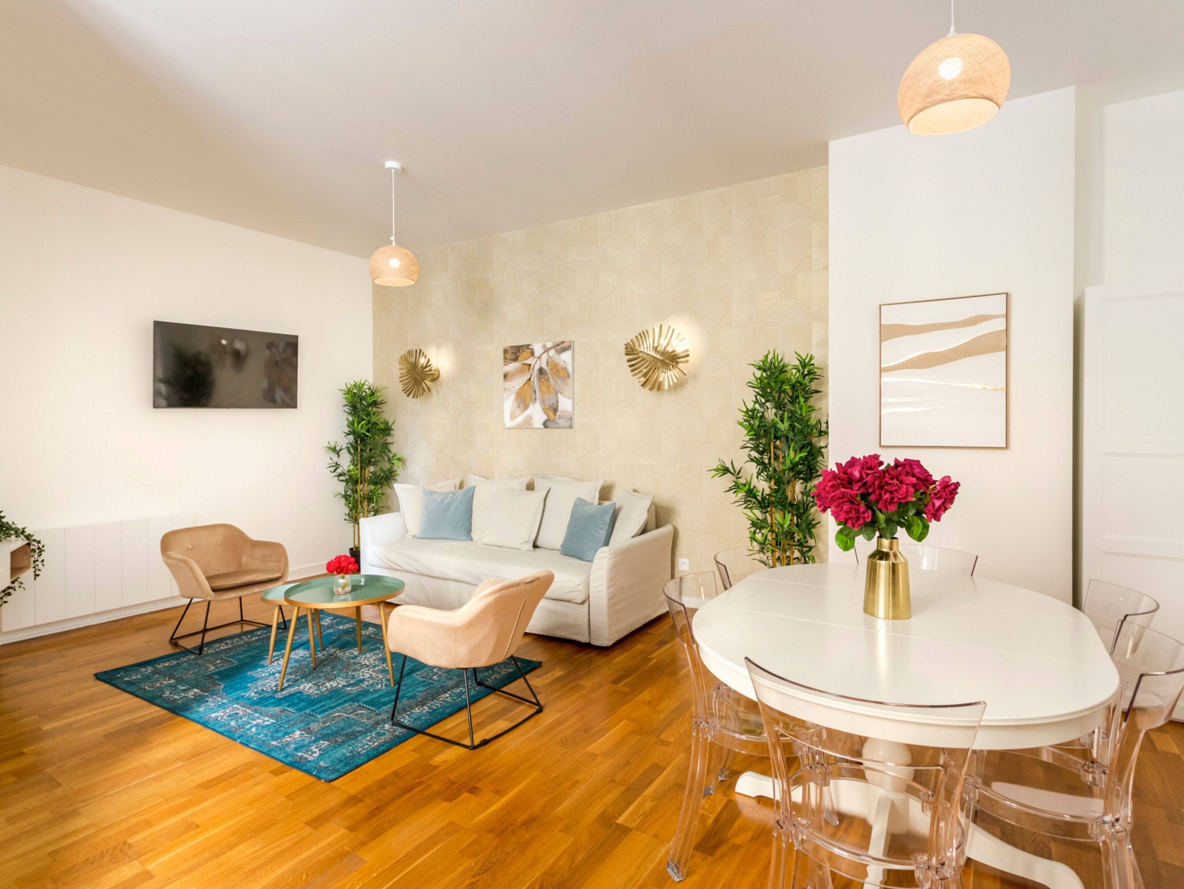 公寓, 城市景观 | 起居区 | 32-英寸智能电视（配备有线频道）、Netflix、流媒体服务