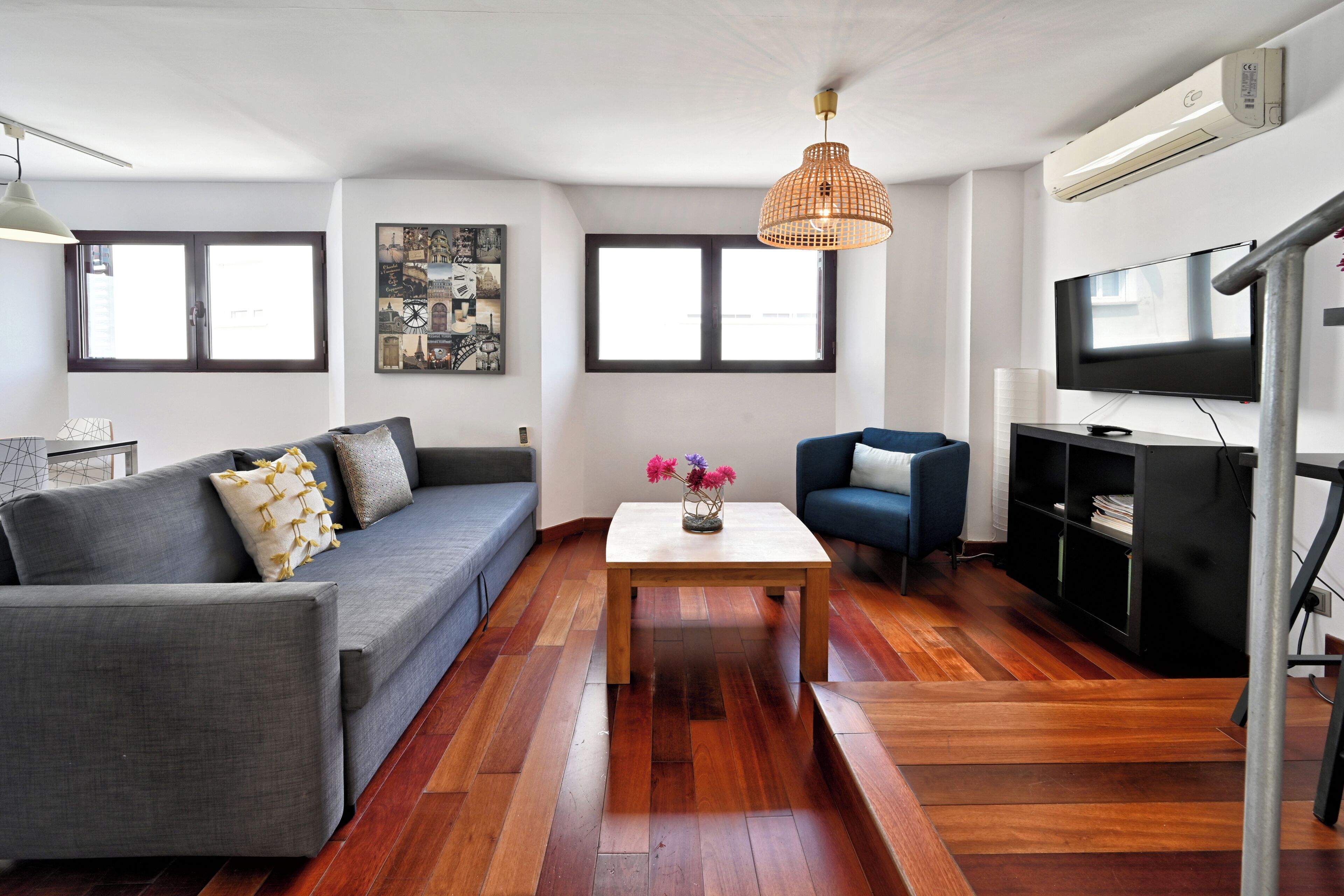 Comfort Penthouse, City View | Living area