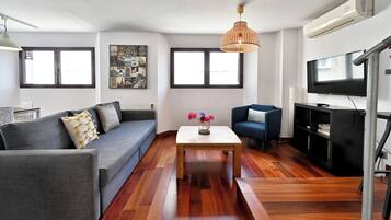 Comfort Penthouse, City View | Living area