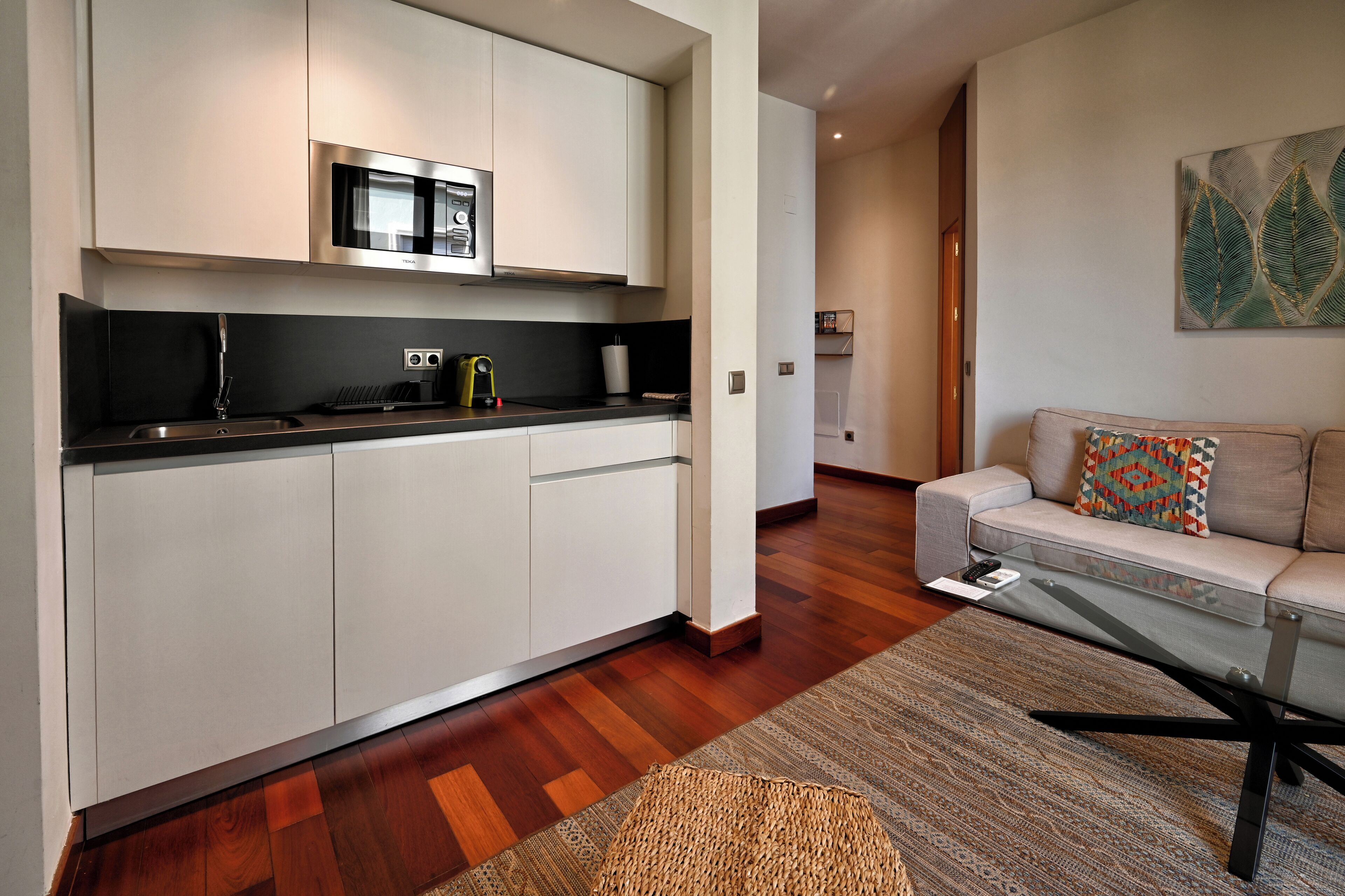 Deluxe appartement, 2 slaapkamers | Privékeuken | Een koelkast, een kookplaat, kookgerei, borden en bestek