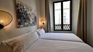 Deluxe Apartment, 2 Bedrooms | Laptop workspace, free WiFi