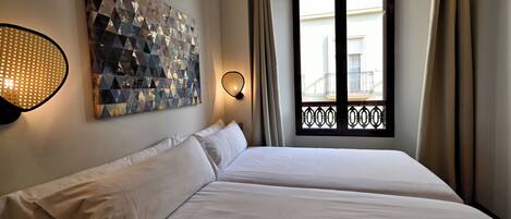 Deluxe Apartment, 2 Bedrooms | Laptop workspace, free WiFi