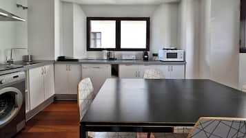 Comfort penthouse, uitzicht op stad | Privékeuken | Een koelkast, een kookplaat, kookgerei, borden en bestek