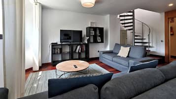 Penthouse, City View | Living area