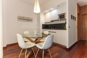 Executive appartement, 1 slaapkamer | Privékeuken | Een koelkast, een kookplaat, kookgerei, borden en bestek