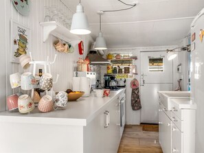 Kühlschrank, Ofen, Kochgeschirr/Geschirr/Besteck