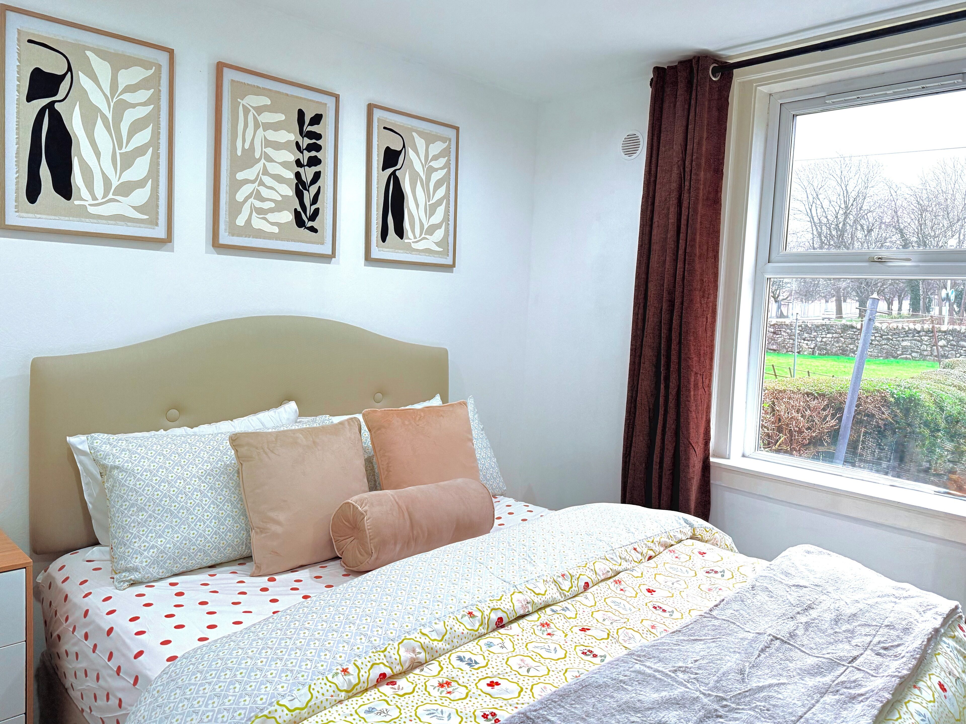 2 habitaciones, escritorio, tabla de planchar con plancha y wifi gratis 