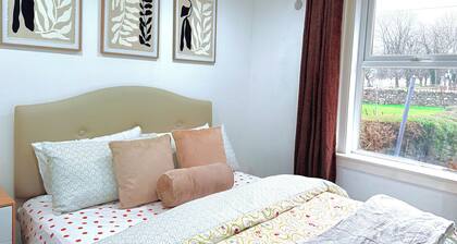 Family Retreat Home | Parking | Gardens | Sleeps 6