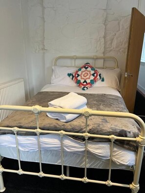 2 soverom, skrivebord, strykejern/-brett og wi-fi (inkludert)